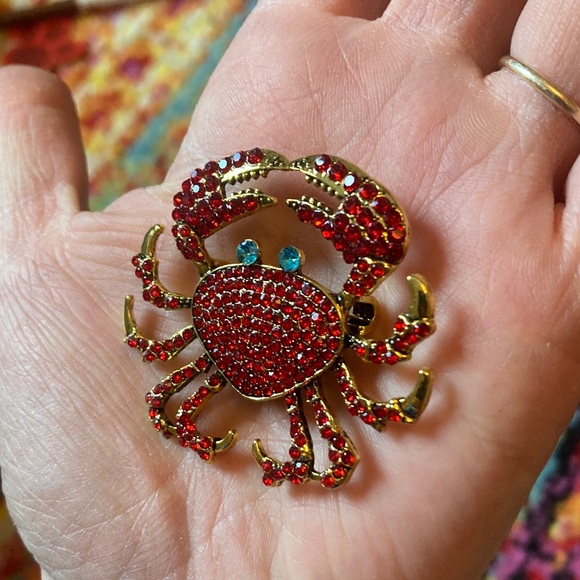 Vibrant Red and Gold Rhinestone Crab Brooch - Picture 2 of 10